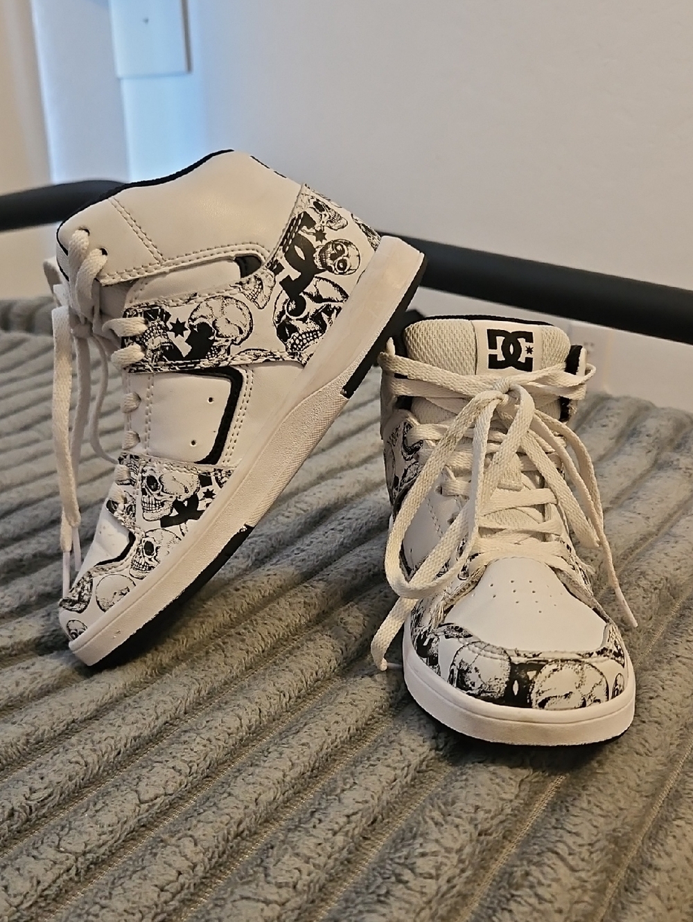 DC Kids White Skull Print Sneakers Size 1 Skate Shoes